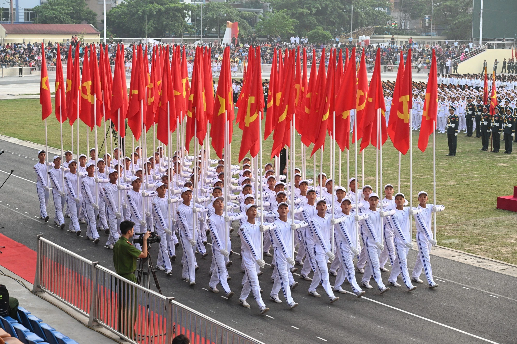 12.000 người hợp luyện diễu binh, diễu hành tại Điện Biên Phủ Khối cờ Đảng, cờ Tổ quốc. Ảnh: VIẾT CHUNG