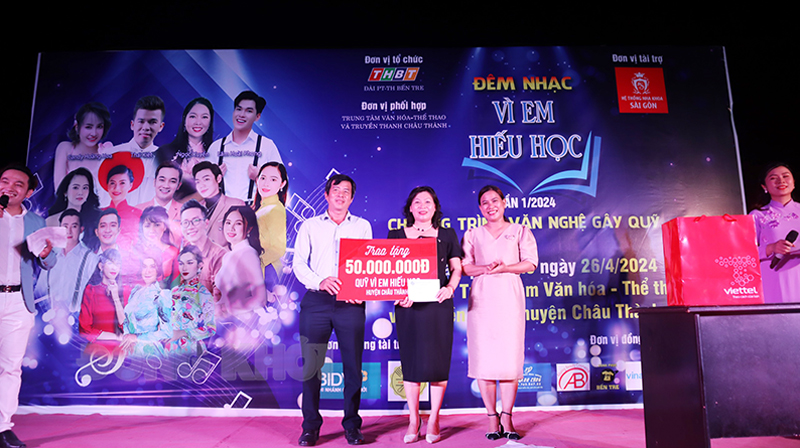 Trao tặng Quỹ “Vì em hiếu học”.