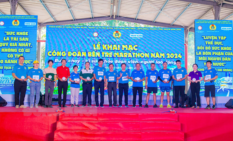 Lãnh đạo tỉnh trao biểu trưng cho các đơn vị tài trợ chương trình Công đoàn Bến Tre Marathon năm 2024.