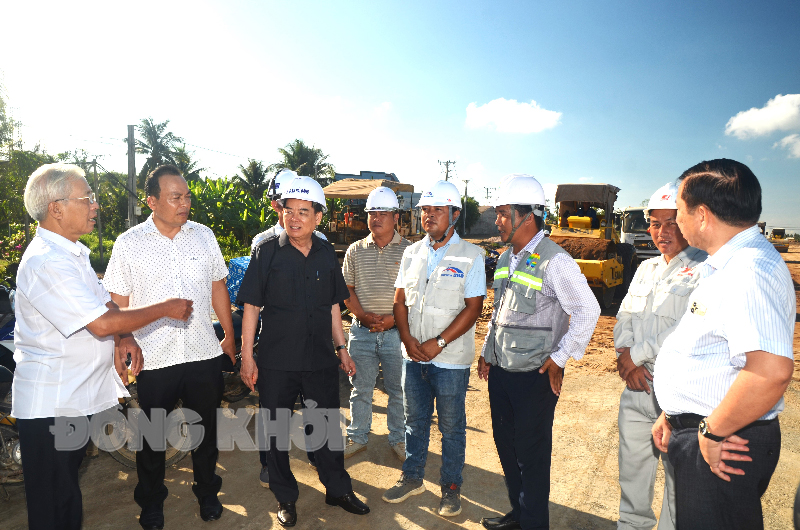 Chủ tịch UBND tỉnh Trần Ngọc Tam thăm hỏi công nhân lao động thi công gói thầu số 4 Dự án đầu tư xây dựng công trình cầu Rạch Miễu 2 nối hai tỉnh Tiền Giang - Bến Tre.