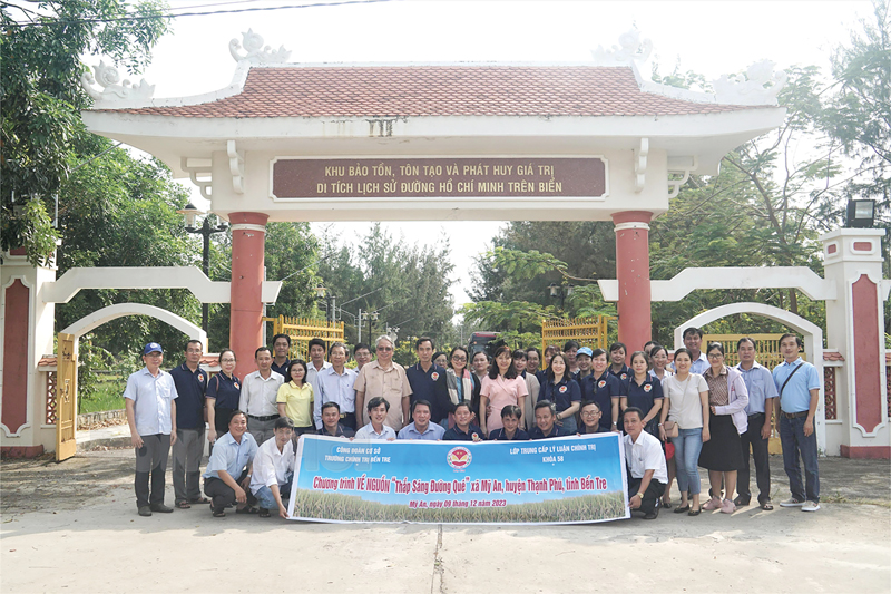 Giảng viên, học viên Trường Chính trị tỉnh về nguồn tham quan tại Di tích Đường Hồ Chí Minh trên biển.