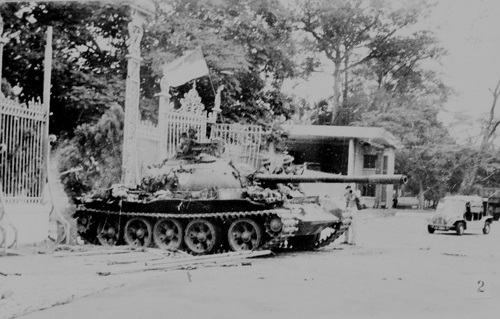 Phát huy tinh thần Chiến thắng 30-4-1975, quyết tâm xây dựng quê hương, đất nước văn minh, giàu mạnh Đúng 11 giờ 30 phút ngày 30-4-1975, xe tăng của quân Giải phóng đã tiến vào dinh Tổng thống, sào huyệt cuối cùng của chế độ Ngụy quyền Sài Gòn, giải phóng miền Nam, thống nhất hoàn toàn đất nước. Ảnh: TTXVN