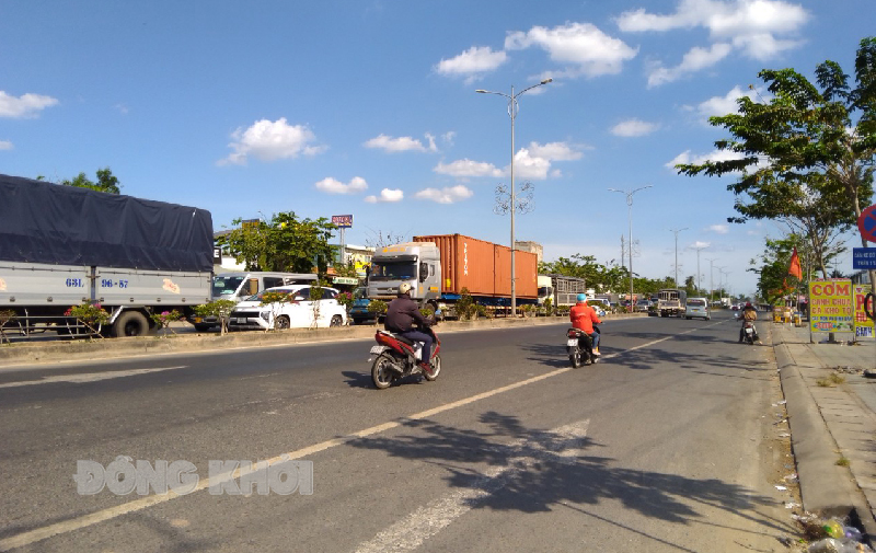 Tình hình trật tự, an toàn giao thông ngày 29-4-2024 Mật độ, lưu lượng phương tiện giao thông trên tuyến quốc lộ 60 trưa ngày 29-4-2024