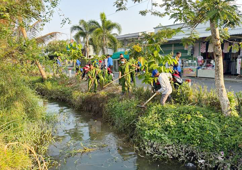 Đoàn viên, thanh niên TP. Bến Tre ra quân vớt rác các tuyến kênh trên địa bàn.