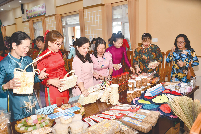 Tham quan sản phẩm khởi nghiệp của phụ nữ TP. Bến Tre.