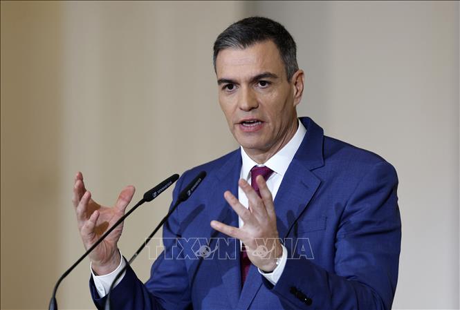 Thủ tướng Tây Ban Nha Pedro Sanchez phát biểu tại cuộc họp báo ở thủ đô Madrid. Ảnh tư liệu: AFP/TTXVN