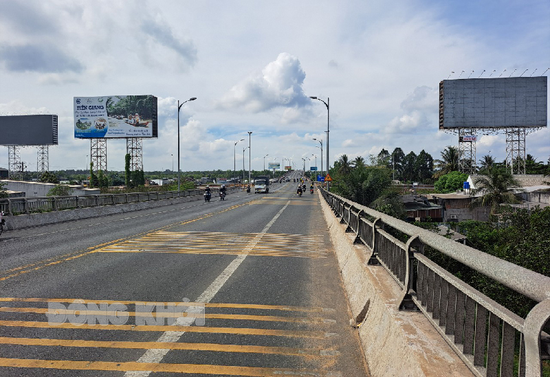 Tình hình trật tự, an toàn giao thông ngày 30-4-2024 Mật độ, lưu lượng phương tiện giao thông trên tuyến quốc lộ 60 thông thoáng trưa ngày 30-4-2024.