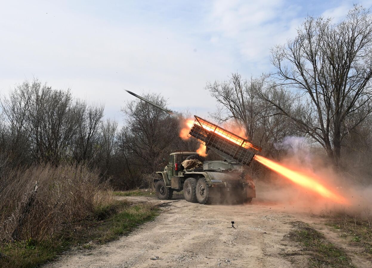 Hệ thống tên lửa phóng loạt Grad (MLRS) của Nhóm chiến đấu phía Nam phóng vào các vị trí của Ukraine trong khu vực. Ảnh: Sputnik