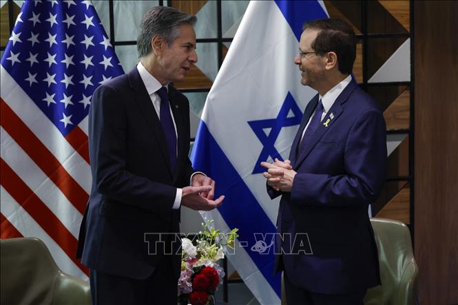 Ngoại trưởng Mỹ Antony Blinken (trái) hội kiến Tổng thống Israel Isaac Herzog ở Tel Aviv ngày 1-5-2024. Ảnh: AFP/TTXVN