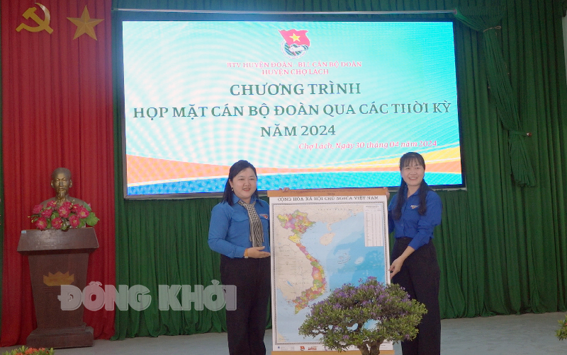 Tỉnh đoàn Bến Tre trao tặng 200 bản đồ Việt Nam.