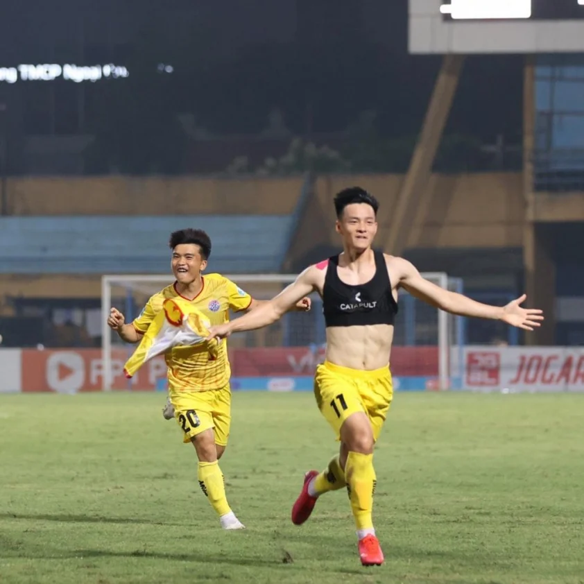 Thanh Nhàn để lại dấu ấn bằng pha sút phạt tuyệt đẹp. (Ảnh: CLB)