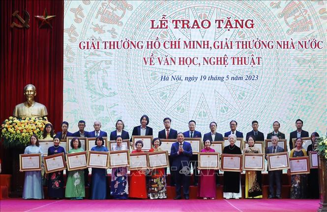 Bộ trưởng Bộ Văn hóa, Thể thao và Du lịch Nguyễn Văn Hùng trao tặng giải thưởng Nhà nước về Văn học nghệ thuật cho các tác giả, đại diện gia đình tác giả, ngày 19-5-2023. Ảnh minh họa: Lâm Khánh/TTXVN