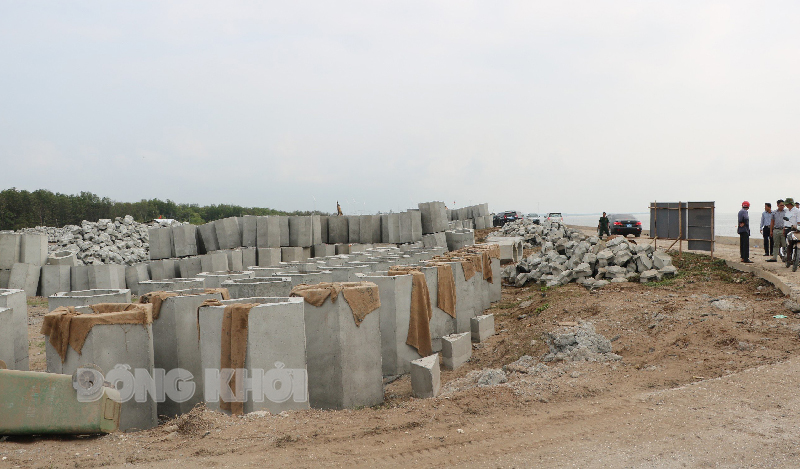 Công trình Dự án Phòng chống xâm thực, xói lở bờ biển huyện Ba Tri. Ảnh Thạch Thảo