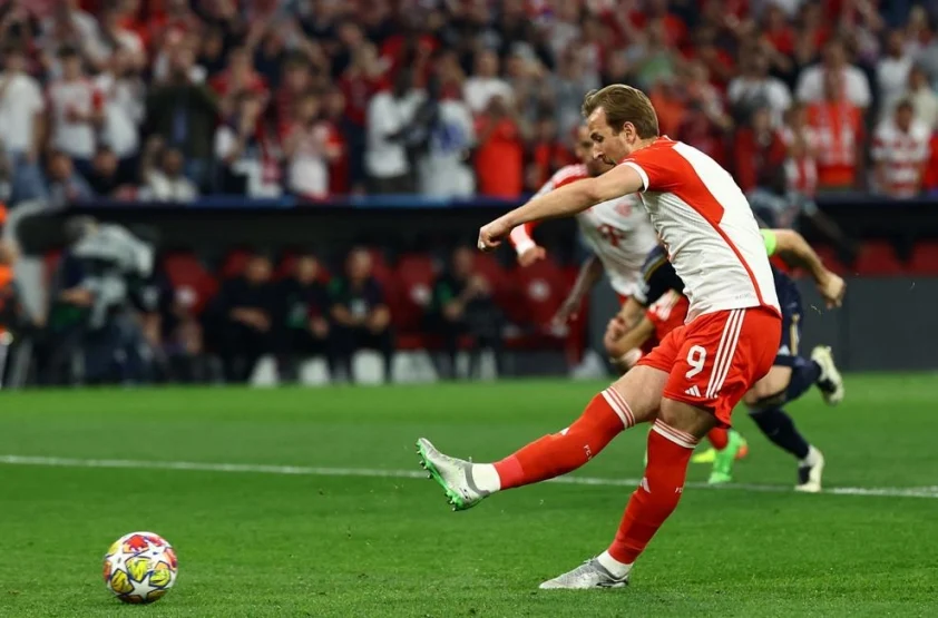 Rượt đuổi mãn nhãn, Real Madrid nắm lợi thế trước trận lượt về với Bayern Munich Harry Kane không mắc sai lầm trên chấm 11m để giúp Bayern dẫn trước (Ảnh: Getty).
