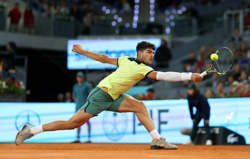 Thua ngược Andrey Rublev, Carlos Alcaraz thành cựu vương Madrid Open Carlos Alcaraz có trận đấu vô cùng vất vả (Ảnh: Getty)