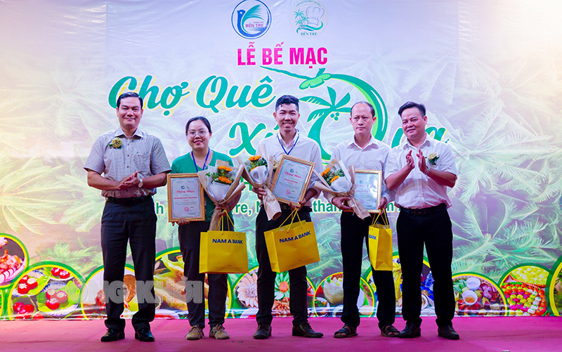 Bế mạc Chợ quê xứ Dừa lần thứ 2 năm 2024 Phó chủ tịch UBND TP. Bến Tre Nguyễn Văn Thương trao chứng nhận cho gian hàng trang trí đẹp mắt.