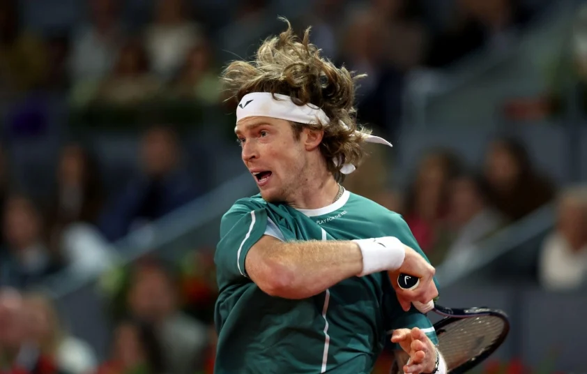 Thua ngược Andrey Rublev, Carlos Alcaraz thành cựu vương Madrid Open Andrey Rublev đạt phong độ rất cao tại Madrid Open năm nay (Ảnh: Getty)