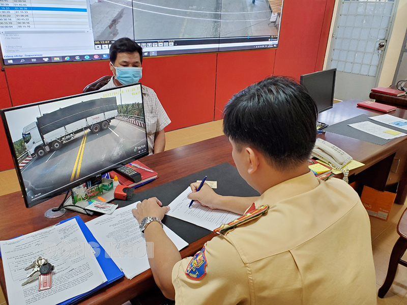 Phát động phong trào Toàn dân tham gia phát hiện, cung cấp các thông tin, hình ảnh phản ánh vi phạm hành chính về trật tự, an toàn giao thông Phòng Cảnh sát giao thông xử lý lái xe vi phạm về giao thông được phản ánh trên mạng xã hội.