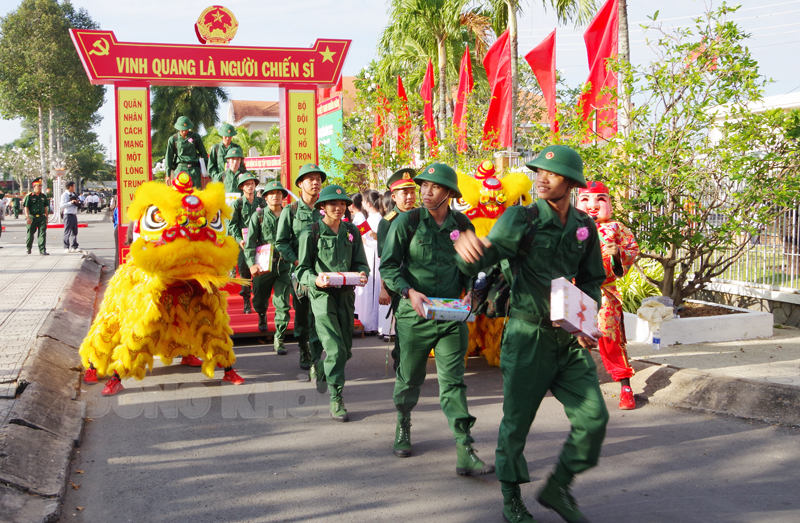 Thanh niên huyện Châu Thành hăng hái lên đường nhập ngũ. Ảnh: Đặng Thạch