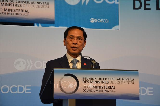 Bộ trưởng Ngoại giao Bùi Thanh Sơn tham dự Hội nghị Hội đồng Bộ trưởng OECD 2024 Bộ trưởng Ngoại giao Bùi Thanh Sơn phát biểu tại Lễ Kỷ niệm 10 năm thành lập Chương trình khu vực Đông Nam Á (SEARP) của OECD.