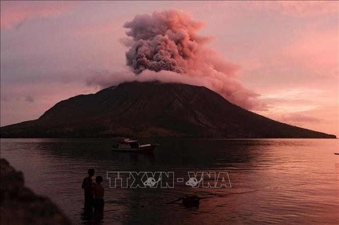 Núi lửa Ruang ở Bắc Sulawesi, Indonesia phun tro bụi chiều 19-4-2024. Ảnh: AFP/TTXVN