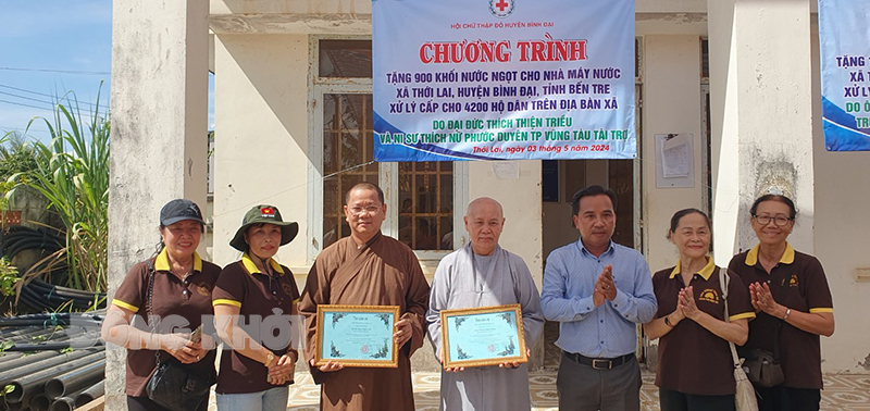 Trao thư cảm ơn dành cho các nhà hảo tâm và đại diện Ban Trị sự Giáo hội Phật giáo tỉnh Bến Tre.