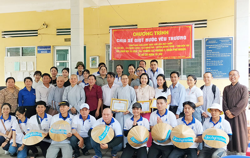 Tặng 1.000 bình nước uống cho bà con khó khăn xã Vĩnh Hòa Chính quyền địa phương xã Tân Hào, Phước Long và Lương Phú tặng giấy ghi ơn cho Quan Âm Tu Diện, 384 Trường Sa, Phường 2, Quận Phú Nhuận, TP. Hồ Chí Minh. Ảnh: Thúy Vân