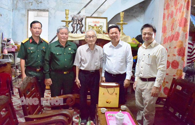 Phó bí thư Thường trực Tỉnh ủy Trần Thanh Lâm thăm hỏi và trao đổi thông tin về tỉnh với đồng chí Nguyễn Tấn Phát (Tám Thư).