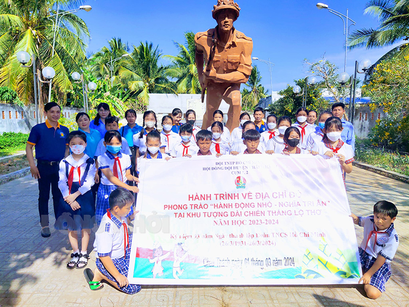 Hành trình về “địa chỉ đỏ” tại Khu tượng đài Chiến thắng Lộ Thơ.