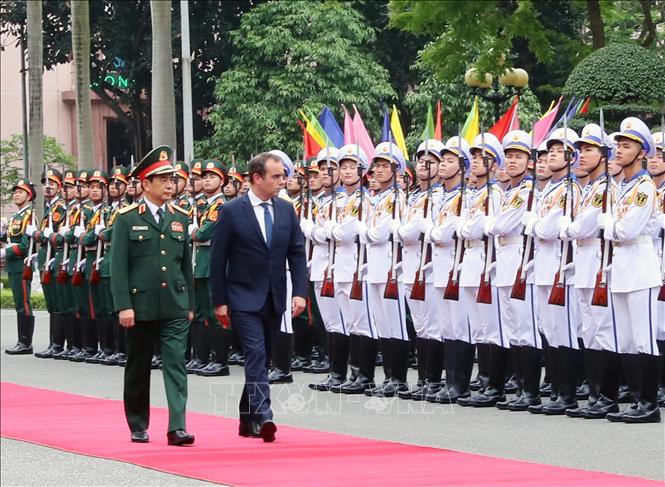 Bộ trưởng Quốc phòng Phan Văn Giang và Bộ trưởng Quân đội Pháp Sébastien Lecornu duyệt Đội danh dự QĐND Việt Nam tại lễ đón. Ảnh: Trọng Đức/TTXVN