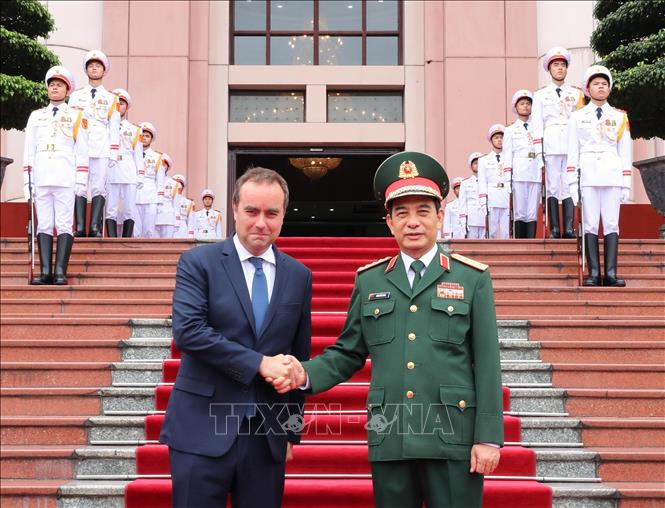 Bộ trưởng Quốc phòng Phan Văn Giang đón Bộ trưởng Quân đội Pháp Sébastien Lecornu. Ảnh: Trọng Đức/TTXVN