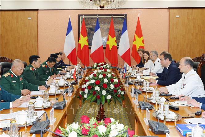 Bộ trưởng Quốc phòng Phan Văn Giang hội đàm với Bộ trưởng Quân đội Pháp Sébastien Lecornu. Ảnh: Trọng Đức/TTXVN