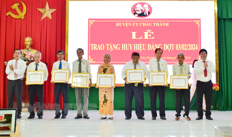 Châu Thành chú trọng công tác bồi dưỡng, giáo dục thế hệ trẻ qua gương đảng viên cao niên.