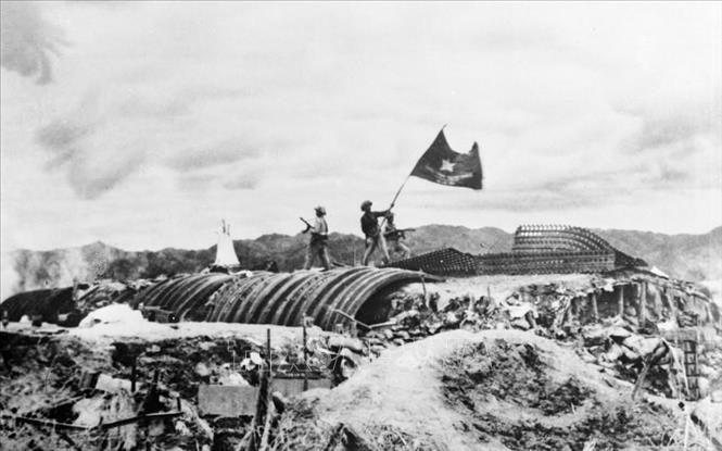 Chiều 7-5-1954, lá cờ "Quyết chiến - Quyết thắng" của Quân đội nhân dân Việt Nam tung bay trên nóc hầm tướng De Castries. Chiến dịch lịch sử Điện Biên Phủ đã toàn thắng. Ảnh: Tư liệu TTXVN