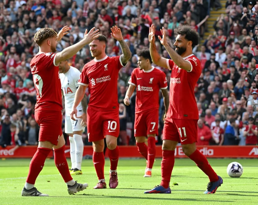 Salah tỏa sáng, Liverpool nhấn chìm Tottenham trong cơn mưa bàn thắng Liverpool thi đấu áp đảo trước Tottenham (Ảnh: Getty).