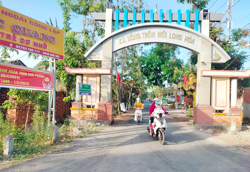 Đường vào trung tâm xã Long Hòa.