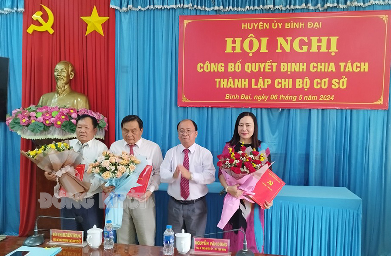 Bí thư Huyện ủy - Chủ tịch UBND huyện Nguyễn Văn Dũng trao quyết định và tặng hoa cho các chi bộ.