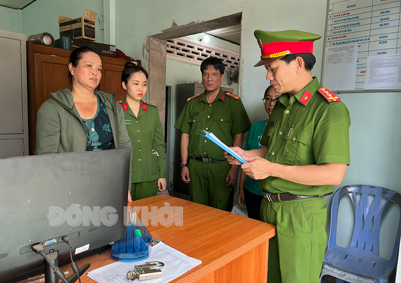 Khởi tố đối tượng lừa đảo qua hình thức chơi hụi Cơ quan Cảnh sát điều tra Công an tỉnh Bến Tre đã tống đạt quyết định khởi tố bị can, lệnh bắt tạm giam đối với bà Hồ thị Thu Tím