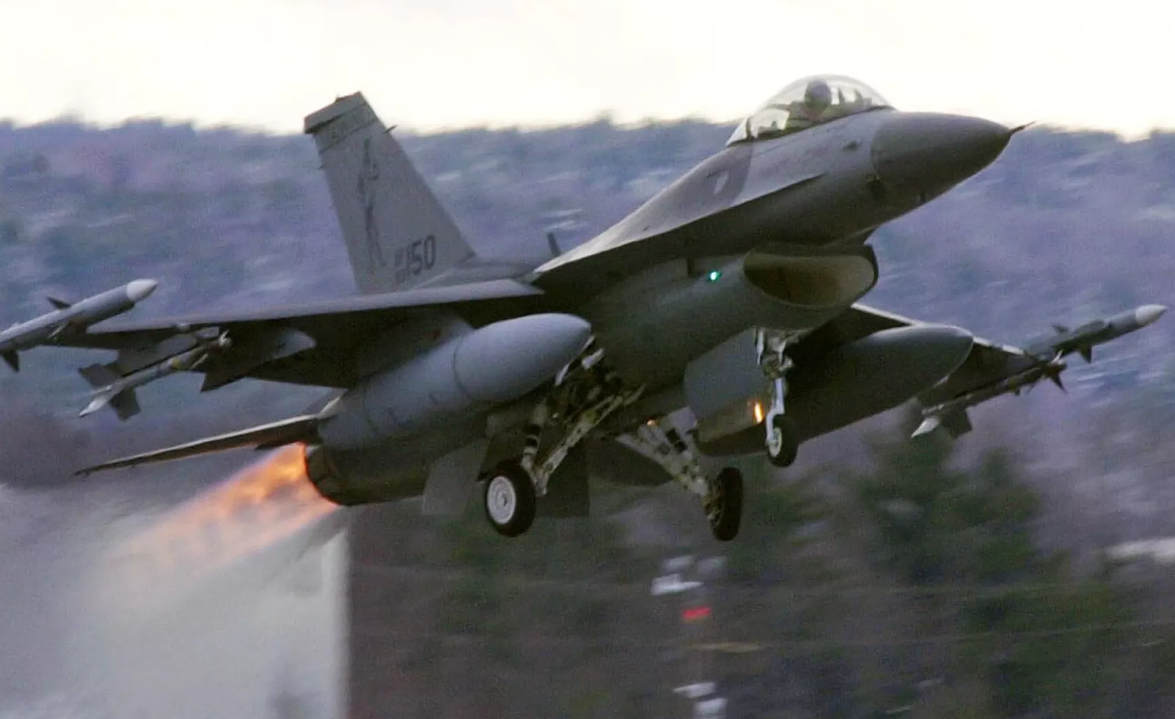 Nga coi F-16 ở Ukraine là máy bay có năng lực hạt nhân Một chiếc F-16 cất cánh mang theo tên lửa Sidewinder từ căn cứ Lực lượng Phòng không Quốc gia ở Nam Burlington, Mỹ. Ảnh: Sputnik