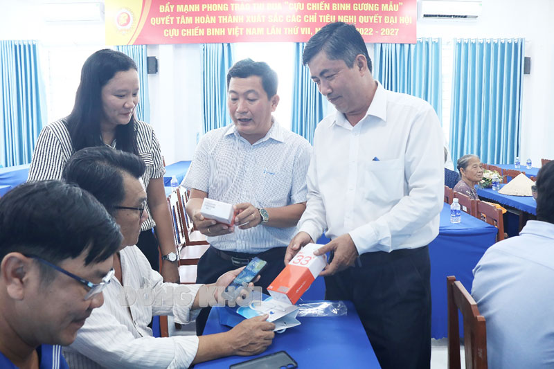 VNPT - VinaPhone Bến Tre tặng máy điện thoại thông minh chuyển đổi máy 2G lên 4G cho người dân Bình Đại Lãnh đạo UBND thị trấn Bình Đại và VNPT - VinaPhone Bến Tre hướng dẫn người dân sử dụng máy 4G.