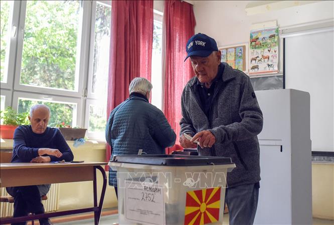 Cử tri bỏ phiếu bầu Tổng thống tại điểm bầu cử ở Skopje, CH Bắc Macedonia, ngày 24-4-2024. Ảnh: AFP/TTXVN