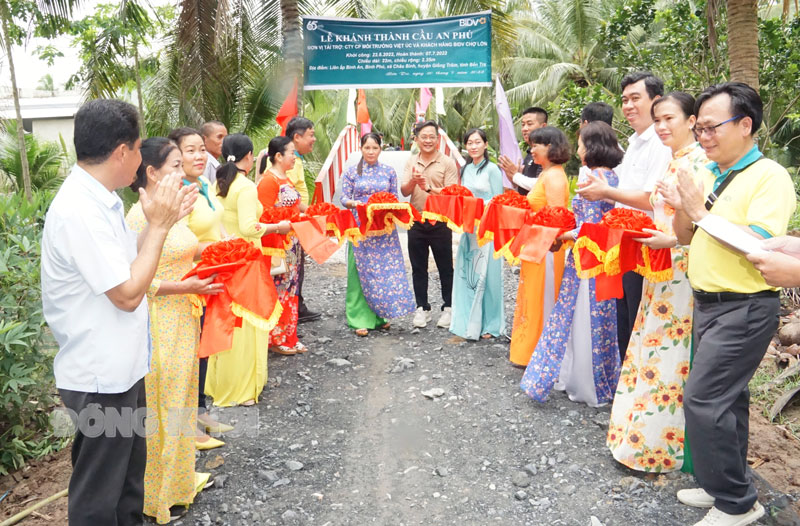 Khánh thành cầu giao thông nông thôn ở xã Châu Bình. 