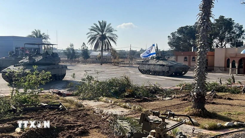 Israel yêu cầu các tổ chức quốc tế sơ tán khỏi thành phố Rafah Xe tăng quân đội Israel tiến vào Gaza qua cửa khẩu Rafah. Ảnh: THX/TTXVN