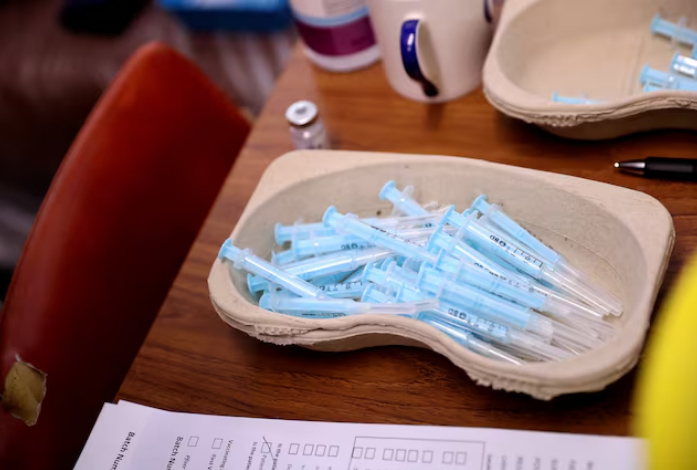 Anh từ chối ký hiệp định của WHO về đại dịch Các ống tiêm chứa các liều vaccine tăng cường COVID-19 được nhìn thấy trong bối cảnh đại dịch bệnh do virus corona gây ra, tại Trung tâm Cộng đồng Smallthorne ở Stoke-on-Trent, Anh, ngày 15-12-2021. Ảnh: Reuters