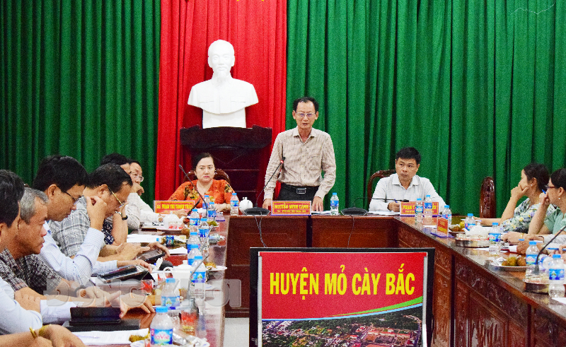 Lãnh đạo tỉnh làm việc với UBND huyện Mỏ Cày Bắc về tiến độ thực hiện xây dựng huyện nông thôn mới Phó chủ tịch UBND tỉnh Nguyễn Minh Cảnh đề nghị địa phương có sự quyết tâm hơn nữa trong thực hiện xây dựng huyện nông thôn mới.