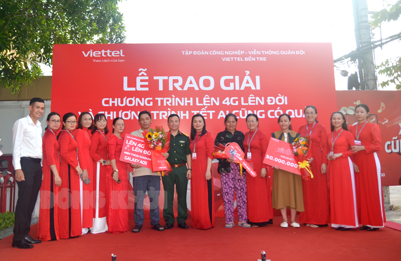 Viettel Bến Tre trao thưởng chương trình 'Lên 4G - Lên đời' và 'Tết ai cũng có quà' Khách hàng may mắn nhận thưởng chụp hình với lãnh đạo Viettel Bến Tre.