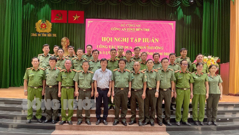 Tin hoạt động các huyện, thành phố ngày 10-5-2024 Đại biểu dự hội nghị chụp ảnh lưu niệm. Ảnh: Đăng Khoa.