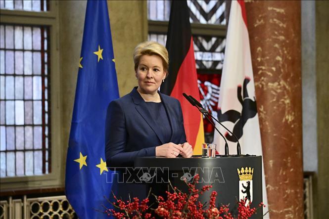 Tân Thị trưởng Berlin Franziska Giffey phát biểu tại Tòa Thị chính ở Berlin, Đức ngày 21-12-2021. Ảnh: AFP/TTXVN