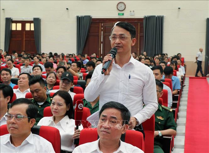 Cử tri phát biểu ý kiến tại hội nghị. Ảnh: Hoàng Ngọc/TTXVN