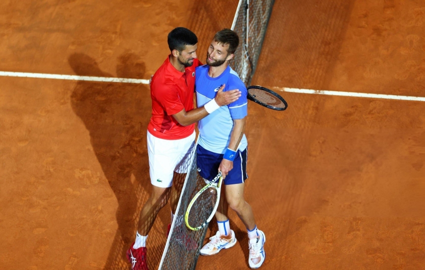 Novak Djokovic chỉ gặp khó trước Corentin Moutet (phải) ở những điểm số đầu tiên của trận đấu (Ảnh: Getty)